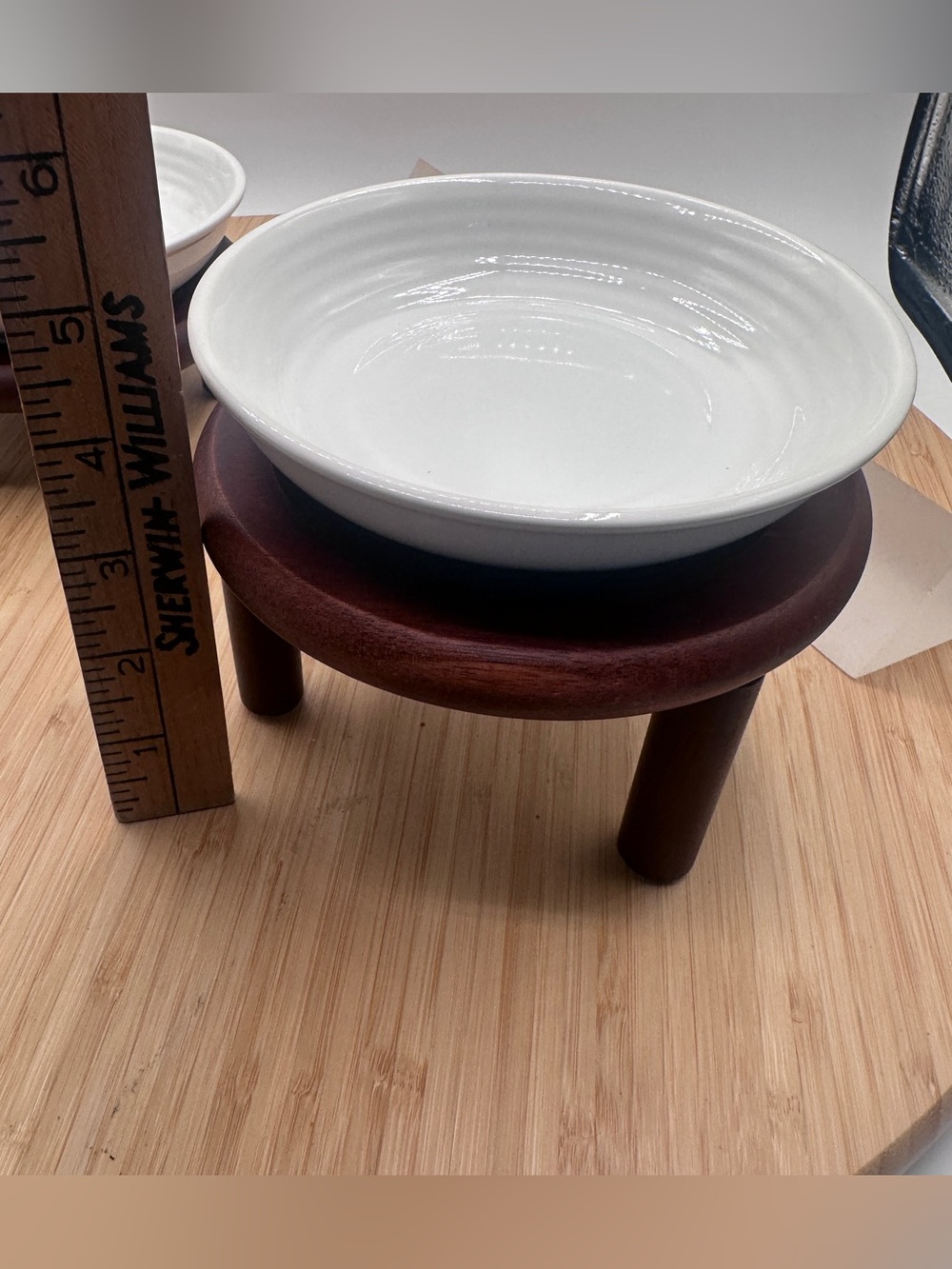 Set of two elevated bowls for cats on two adjustable heights on acacia platform - Picture 13 of 16